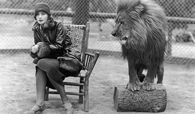 Актриса Грета Гарбо и студийный лев, 1925 год Актриса Грета Гарбо и студийный лев, 1925 год